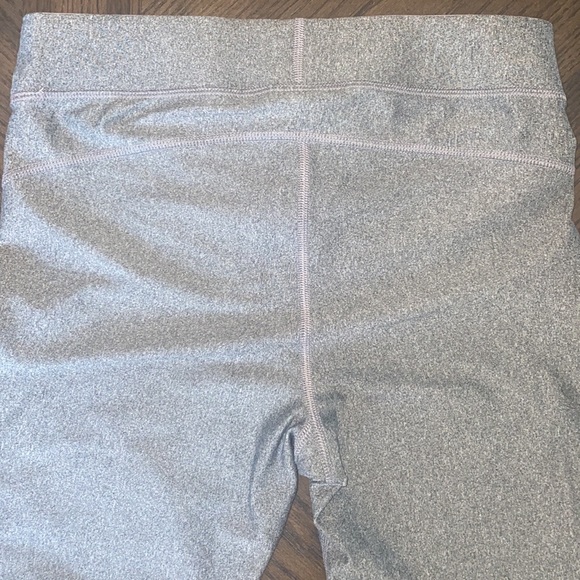 Under Armour Heat Gear Color Block Cropped Leggings - Picture 9 of 10